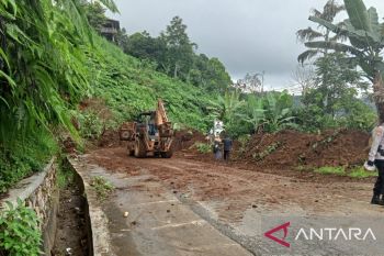 Longsor di Simpang Baso, arus lalu lintas Payakumbuh-Batusangkar terputus