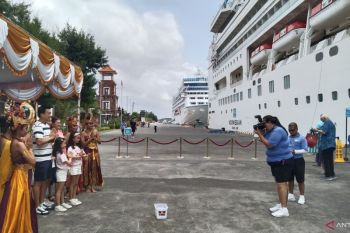 Pelindo Benoa sambut turis kapal pesiar pertama 2024 dengan atraksi budaya