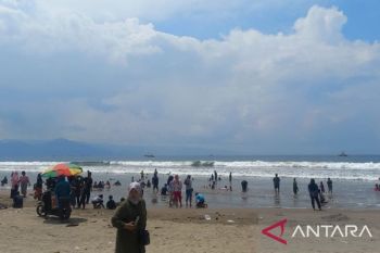 Ribuan wisatawan merayakan tahun baru di pantai selatan Sukabumi
