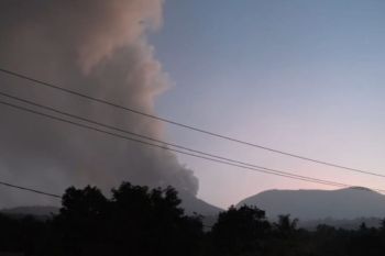 Gunung Api Lewotobi Laki-laki di Flores Timur naik menjadi Siaga