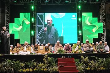 Pj Bupati HSS hadir malam pergantian tahun di Ponpes Dalpa Kandangan