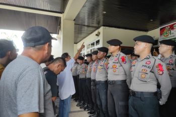 Sopir truk batu bara tuntut hak operasi ke kantor DPRD Paser