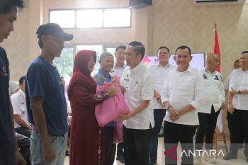 Pemkot Palembang membagikan 100 paket sembako