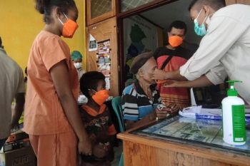 Pemkab Flotim berikan layanan kesehatan bagi warga terdampak erupsi