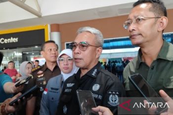 Kejati Sumsel jemput tersangka gratifikasi kasus korupsi pajak.