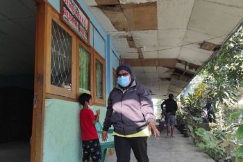 Terdampak abu vulkanik erupsi Gunung Lewotobi, warga Ende diimbau pakai masker