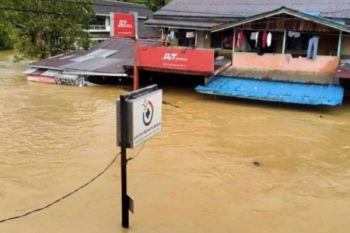 Banjir di Tepuai Kalbar merendam rumah warga dan ruas jalan nasional