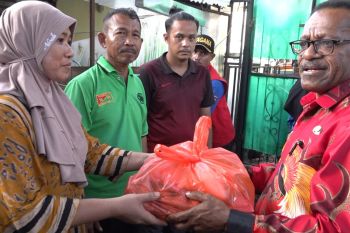 Pemkot Jayapura serahkan bantuan korban kebakaran di Abepura