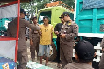 Satpol PP Tangerang tertibkan truk yang parkir di bahu jalan