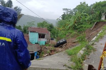 Tujuh KK Kulon Progo mengungsi akibat rumahnya terancam longsor