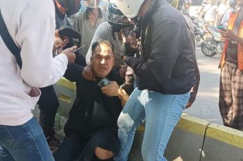 Saiful Jamil meminta tolong saat ditangkap petugas