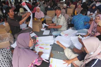 KPU Jember libatkan 675 pekerja lipat surat suara Pemilu 2024