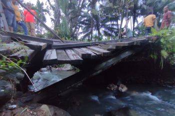Rumah terkena material tanah longsor di Agam