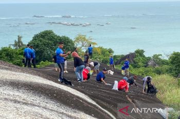 Komunitas pencinta lingkungan Natuna bersih-bersih di Batu Datar