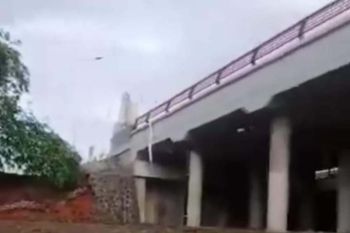 Pelaksana proyek tangani longsoran di jembatan Margasana Banyumas