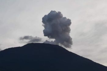 Gunung Marapi di Sumbar kembali erupsi