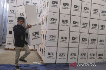 Perakitan kotak suara Pemilu 2024 di Kendari