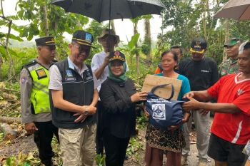 Pemkab Sleman memberi bantuan logistik korban bencana angin kencang