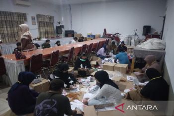 KPU Kolaka mulai lakukan pelipatan kertas suara Pemilu 2024