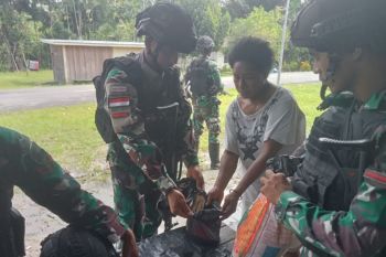 Yonif 122/TS bagi bibit jagung kepada warga di Kampung Ampas Papua
