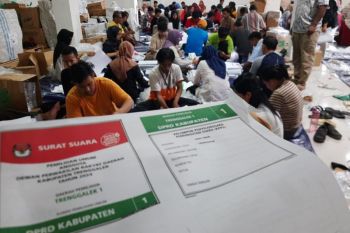 KPU Trenggalek mulai sortir dan pelipatan surat suara pemilu
