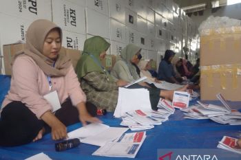 KPU Situbondo libatkan kaum disabilitas dalam pelipatan surat suara