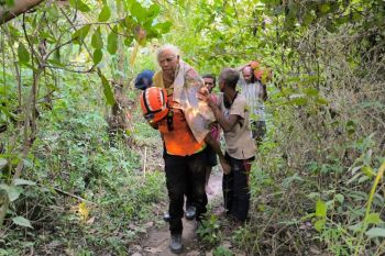 Tim SAR evakuasi warga terdampak erupsi Gunung Lewotobi