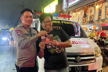 Wakapolda Jatim beri bantuan satu  mobil ambulans untuk Bonek Rescue