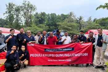 Telkomsel salurkan banguan untuk warga terdampak erupsi gunung Lewotobi