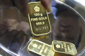 Harga emas batangan Antam hari ini turun Rp7.000 jadi Rp1,121 juta per gram
