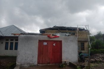 BPBD Manggarai identifikasi puluhan rumah rusak akibat angin puting beliung