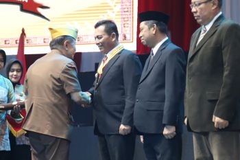 Gubernur Ansar terima anugerah bintang legiun veteran RI