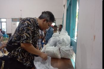 Pemkot Palembang salurkan 1.800 paket sembako warga miskin