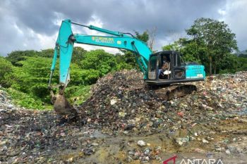 Pemkab Natuna bersihkan tumpukan sampah di ruas jalan TPA Sebayar