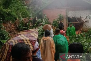Dua rumah rusak tertimbun longsor di Cianjur