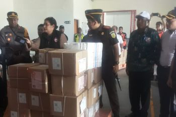 Logistik surat suara Pemilu 2024 empat KPU Kabupaten tiba di Biak
