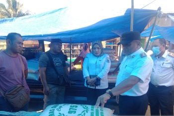 Pj.Bupati Muna Barar gelar sidak pasar mengecek harga terkini