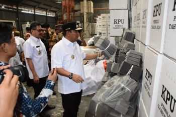 Pj Gubernur Sulsel meninjau gudang logistik KPU Sidrap