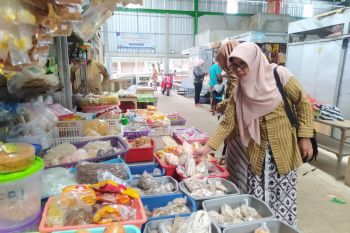 DKP Kulon Progo mentawasi produk olahan ikan di Pasar Jagalan