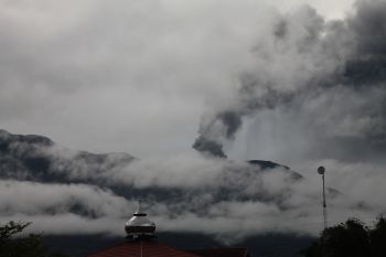 77 warga Agam segera diungsikan dari zona bahaya Gunung Marapi