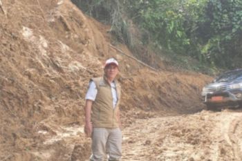 Dinas PUPR Sulbar bersihkan longsor tutupi jalan desa di Mamuju
