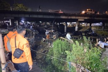 Evakuasi trailer tercebur Sungai Tambak Asri dilakukan Sabtu pagi