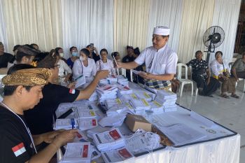 KPU Denpasar mulai lipat surat suara pileg DPD