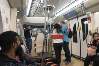 Pendukung timnas Lebanon memadati kereta Metro menuju Stadion Lusail