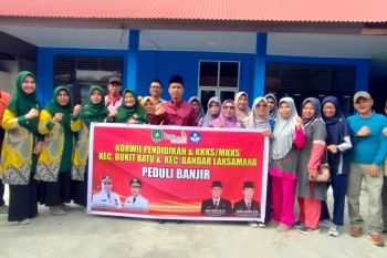 Menggalang dana untuk korban banjir di Siak Kecil
