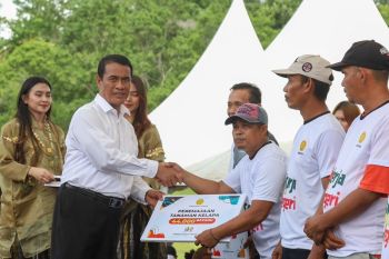 Mentan serahkan bantuan untuk pembangunan pertanian di Wajo
