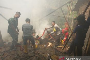 Gudang barang bekas di Cilengka Sukabumi terbakar