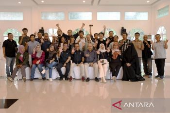 Silaturahmi manajemen baru Semen Padang dengan media penuh keakraban