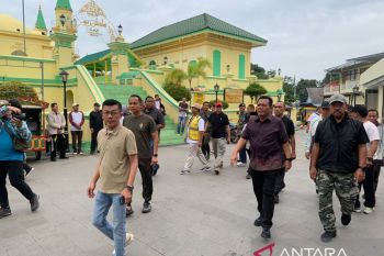 Gubernur Ansar bersama masyarakat gotong-royong di wilayah pesisir