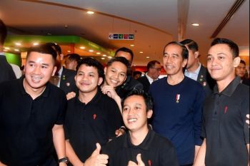 Jokowi sapa warga Brunei saat malam mingguan